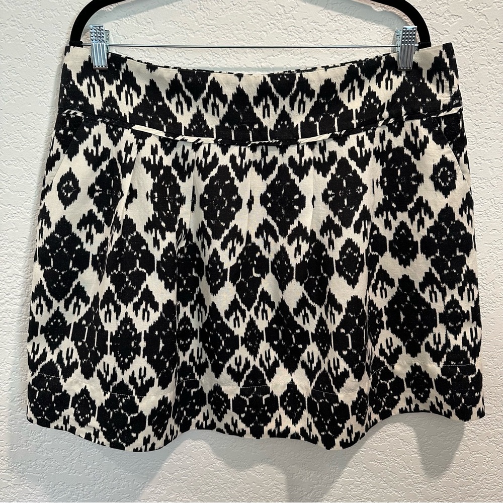 Ann Taylor LOFT S-14 Linen / Rayon Off White with Black Pattern Above Knee Skirt
